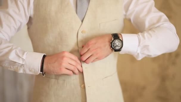 De bruidegom ritsen op de jas. Bruidegom trouwjurk — Stockvideo