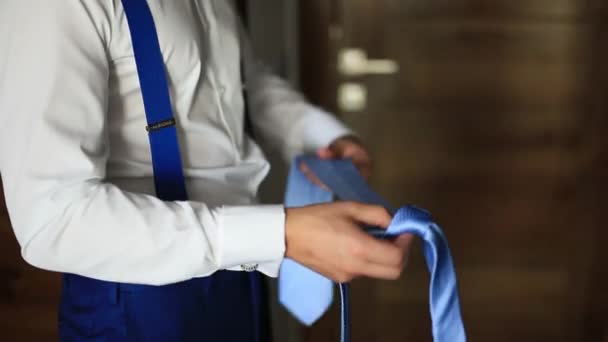 Mann bindet seine Krawatte. der Bräutigam bindet seine Krawatte. Zugang zum Hochzeitsbräutigam — Stockvideo