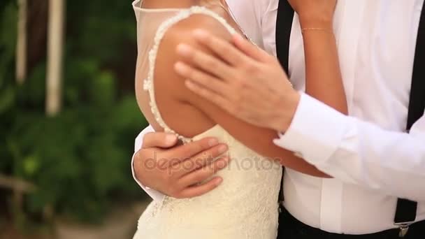 Umarmt der Bräutigam die Braut aus nächster Nähe. Hochzeit in Montenegro und — Stockvideo