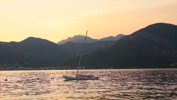 Sailboat in the ancient town of Perast in Bay of Kotor, Monteneg — Stock Video