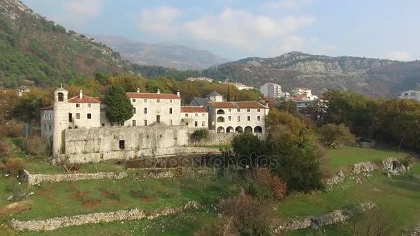 Kloster Babalonija, i Montenegro, Budva, Adriatiska havet — Stockvideo