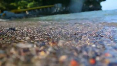 Sualtı çekim. Kum, plaj çakıl ve yakın çekim dalgaları. Cle