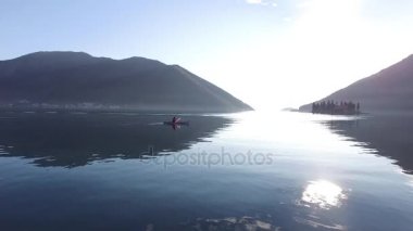 Kayaks gölde. Kotor Körfezi üzerinde yakın kayak turist