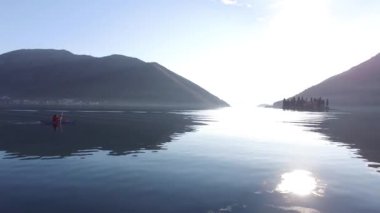 Kayaks gölde. Kotor Körfezi üzerinde yakın kayak turist