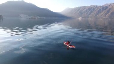 Kayaks gölde. Kotor Körfezi üzerinde yakın kayak turist