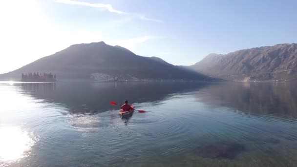 Kajaks in het meer. Toeristen kajakken op de baai van Kotor, in de buurt van — Stockvideo
