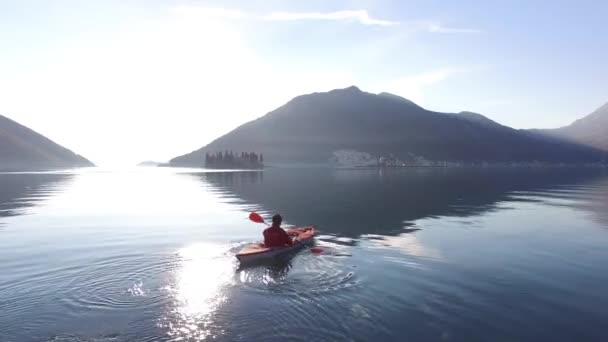 Kajaker i sjön. Turister som kajakpaddling på fjärden av Kotor, nära — Stockvideo