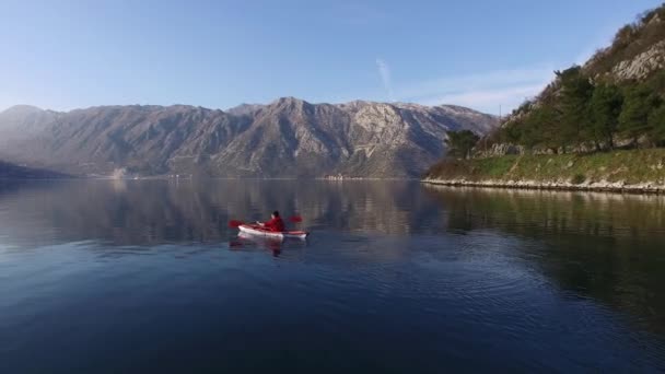 Kayaks dans le lac. Touristes kayak sur la baie de Kotor, près de — Video