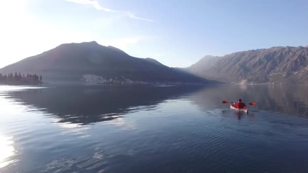 Каяки в озере. Туристы катаются на байдарках по Которскому заливу — стоковое видео