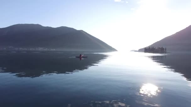 Kajaks in het meer. Toeristen kajakken op de baai van Kotor, in de buurt van — Stockvideo