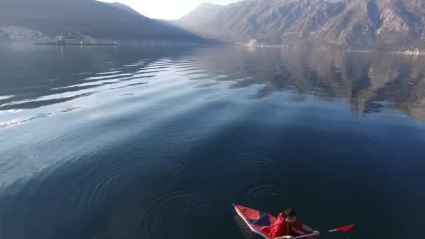 Kajaky na jezeře. Turisté na kajaku v Boce Kotorské, poblíž — Stock video