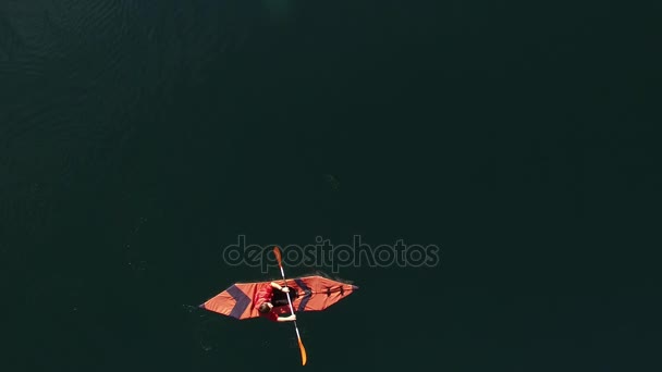 Kayaks dans le lac. Touristes kayak sur la baie de Kotor, près de — Video