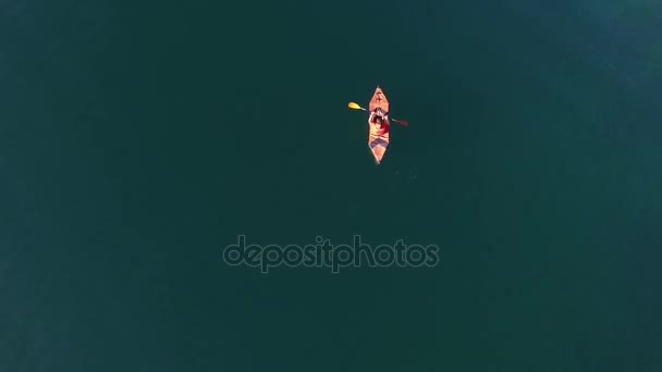 Kayaks en el lago. Turistas kayak en la bahía de Kotor, cerca de — Vídeos de Stock