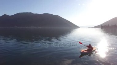 Kayaks gölde. Kotor Körfezi üzerinde yakın kayak turist
