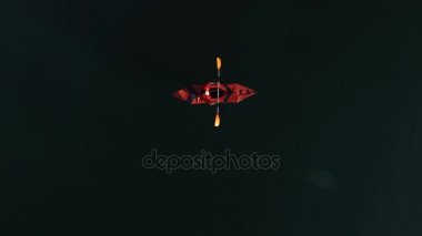 Kayaks gölde. Kotor Körfezi üzerinde yakın kayak turist