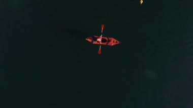 Kayaks gölde. Kotor Körfezi üzerinde yakın kayak turist