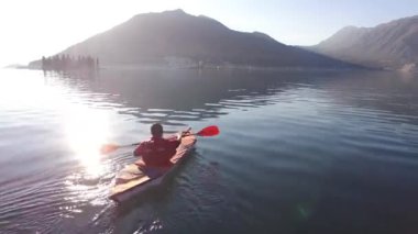 Kayaks gölde. Kotor Körfezi üzerinde yakın kayak turist