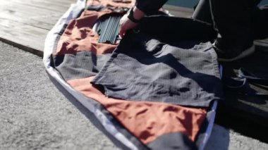 Kayık katlanır. Kayık K Körfezi kıyısında montaj