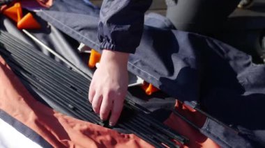 Kayık katlanır. Kayık K Körfezi kıyısında montaj