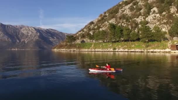 Kajaker i sjön. Turister som kajakpaddling på fjärden av Kotor, nära — Stockvideo