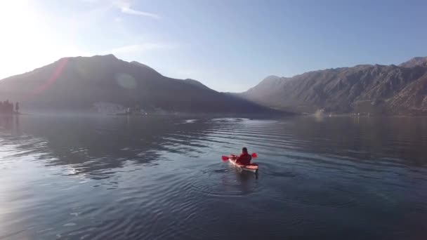 Каяки в озере. Туристы катаются на байдарках по Которскому заливу — стоковое видео