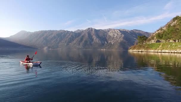 Kajaker i sjön. Turister som kajakpaddling på fjärden av Kotor, nära — Stockvideo