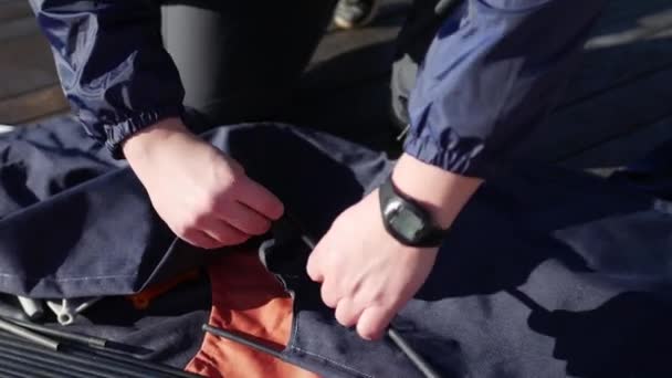 Folding kayak. Assembling the kayak on the shore of the Bay of K — Stock Video