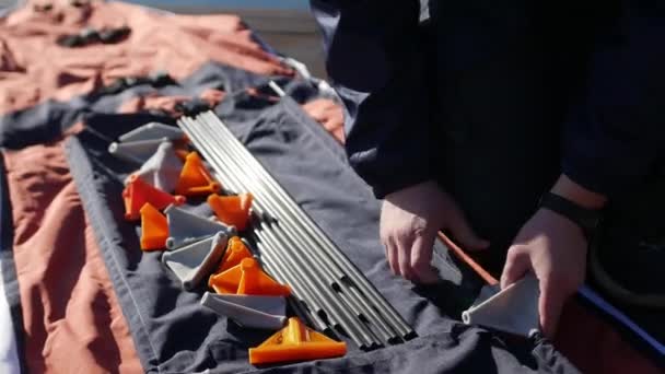 Folding kayak. Assembling the kayak on the shore of the Bay of K — Stock Video