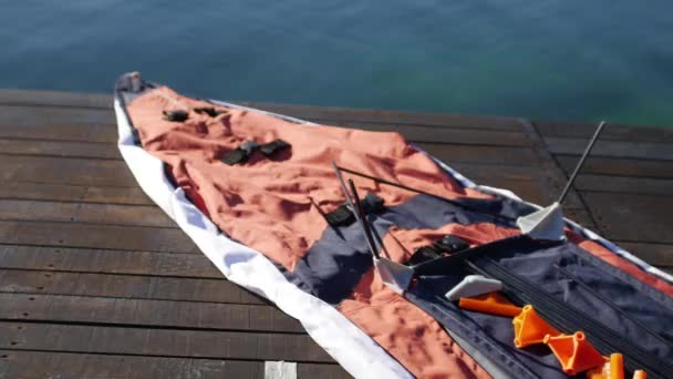 Складывающийся каяк. Сборка каяка на берегу залива К — стоковое видео