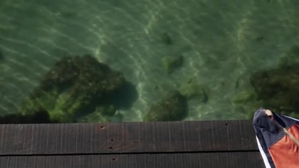 Kajak leží na pobřeží. Dřevěná mola. Boky Kotorské v Montenegro — Stock video