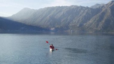 Kayaks gölde. Kotor Körfezi üzerinde yakın kayak turist