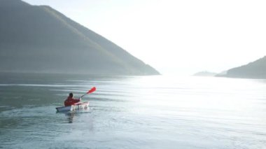 Kayaks gölde. Kotor Körfezi üzerinde yakın kayak turist