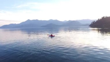 Kayık Gölü İşkodra Karadağ'ın üzerinde. Kayak turist. Hava Pho