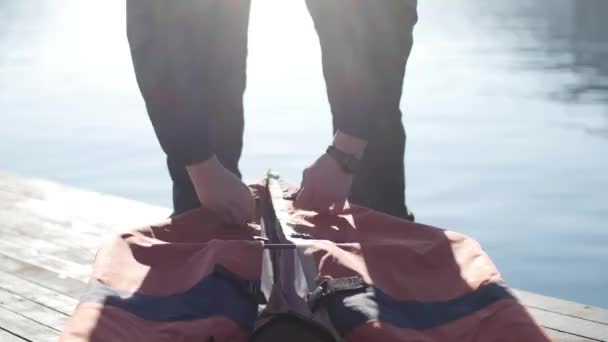 Klappkajak. Montage des Kajaks am Ufer der Bucht von k — Stockvideo