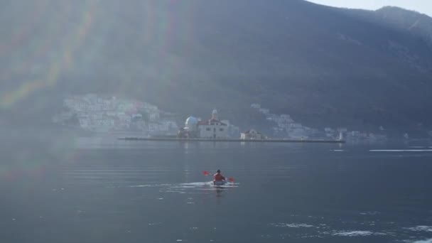 Kayaks gölde. Kotor Körfezi üzerinde yakın kayak turist — Stok video