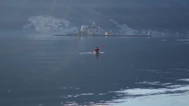 Kayaks in the lake. Tourists kayaking on the Bay of Kotor, near — Stock Video