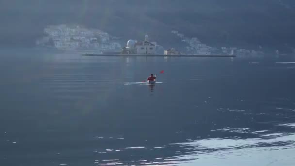 คายัคในทะเลสาบ นักท่องเที่ยวพายเรือคายัคที่อ่าว Kotor ใกล้ — วีดีโอสต็อก