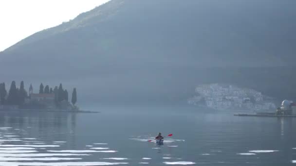 Caiaques no lago. Turistas de caiaque na Baía de Kotor, perto — Vídeo de Stock