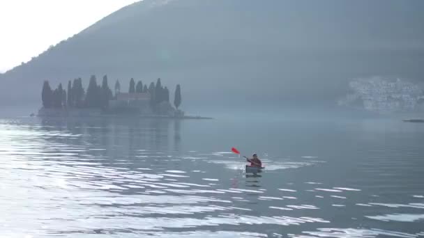 Kajaks im See. Touristen-Kajak auf der Bucht von Kotor, in der Nähe — Stockvideo