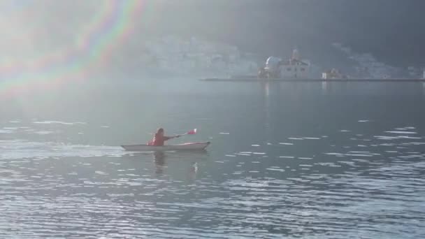 湖でカヤック。観光客が近くのコトル湾にカヤック — ストック動画