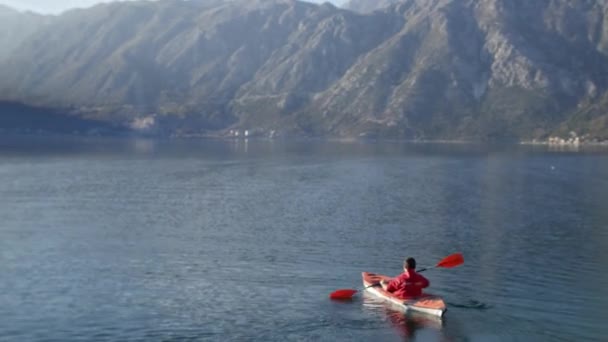 Kayaks en el lago. Turistas kayak en la bahía de Kotor, cerca de — Vídeo de stock