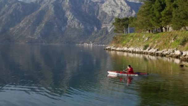 Kayak nel lago. Kayak turistico sulla baia di Kotor, vicino — Video Stock