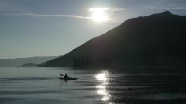 Kayaks en el lago. Turistas kayak en la bahía de Kotor, cerca de — Vídeos de Stock