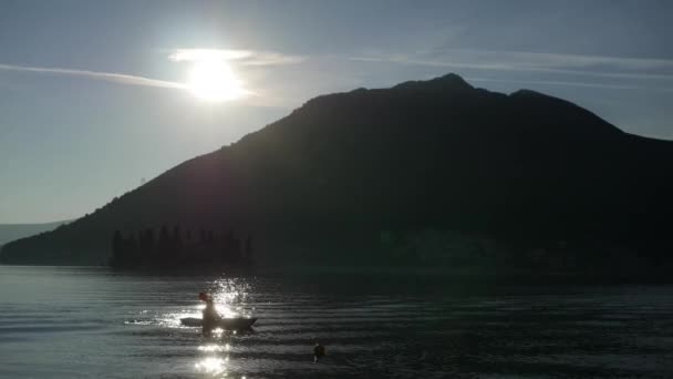 皮划艇在湖中。皮划艇上科托尔湾附近的游客 — 图库视频影像