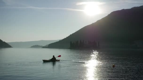 Kayaks en el lago. Turistas kayak en la bahía de Kotor, cerca de — Vídeo de stock