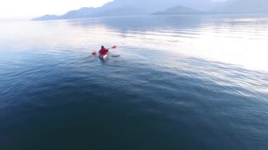Kayık Gölü İşkodra Karadağ'ın üzerinde. Kayak turist. Hava Pho