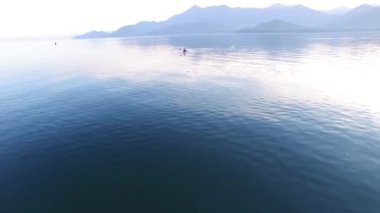 Kayık Gölü İşkodra Karadağ'ın üzerinde. Kayak turist. Hava Pho
