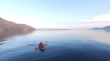 Kayık Gölü İşkodra Karadağ'ın üzerinde. Kayak turist. Hava Pho
