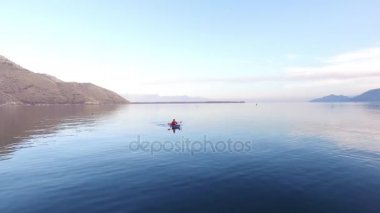 Kayık Gölü İşkodra Karadağ'ın üzerinde. Kayak turist. Hava Pho