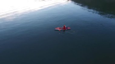 Kayık Gölü İşkodra Karadağ'ın üzerinde. Kayak turist. Hava Pho